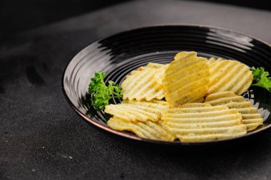 Patates cipsi, fast food, lezzetli gurme yemek arkaplanı, masa rustik gıdalar, fotokopi pazarlama konsepti.
