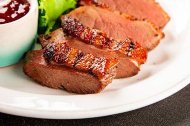 Ördek göğsü ana yemeği kümes hayvanları eti lezzetli aperatif taze gurme yemek arkaplan masa rustik gıda üst görünüm fotokopi uzay pazarlama konsepti fotoğraf