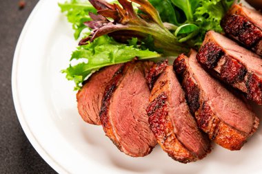 Ördek göğsü ana yemeği kümes hayvanları eti lezzetli aperatif taze gurme yemek arkaplan masa rustik gıda üst görünüm fotokopi uzay pazarlama konsepti fotoğraf