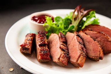 Ördek göğsü ana yemeği kümes hayvanları eti lezzetli aperatif taze gurme yemek arkaplan masa rustik gıda üst görünüm fotokopi uzay pazarlama konsepti fotoğraf