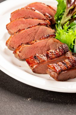 Ördek göğsü ana yemeği kümes hayvanları eti lezzetli aperatif taze gurme yemek arkaplan masa rustik gıda üst görünüm fotokopi uzay pazarlama konsepti fotoğraf