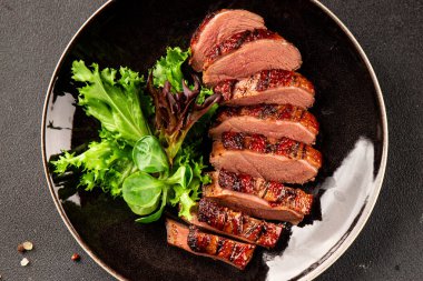 Ördek göğsü ana yemeği kümes hayvanları eti lezzetli aperatif taze gurme yemek arkaplan masa rustik gıda üst görünüm fotokopi uzay pazarlama konsepti fotoğraf