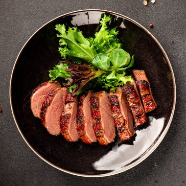 Ördek göğsü ana yemeği kümes hayvanları eti lezzetli aperatif taze gurme yemek arkaplan masa rustik gıda üst görünüm fotokopi uzay pazarlama konsepti fotoğraf