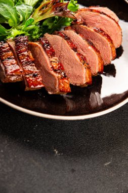 Ördek göğsü ana yemeği kümes hayvanları eti lezzetli aperatif taze gurme yemek arkaplan masa rustik gıda üst görünüm fotokopi uzay pazarlama konsepti fotoğraf