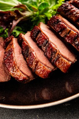 Ördek göğsü ana yemeği kümes hayvanları eti lezzetli aperatif taze gurme yemek arkaplan masa rustik gıda üst görünüm fotokopi uzay pazarlama konsepti fotoğraf