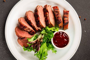 Ördek göğsü ana yemeği kümes hayvanları eti lezzetli aperatif taze gurme yemek arkaplan masa rustik gıda üst görünüm fotokopi uzay pazarlama konsepti fotoğraf