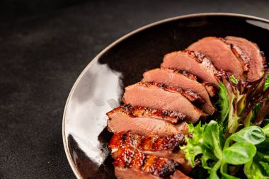 Ördek göğsü ana yemeği kümes hayvanları eti lezzetli aperatif taze gurme yemek arkaplan masa rustik gıda üst görünüm fotokopi uzay pazarlama konsepti fotoğraf