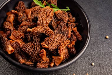 Morels mantarları doğal mantarları sağlıklı yiyecekleri aperatifleri taze lezzetli gurme yemek arka planlarını masadaki rustik yiyecekleri fotokopi alanı keto ve paleo diyeti vejetaryen ve vejetaryen yemekleri.