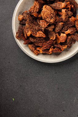 Morels mantarları doğal mantarları sağlıklı yiyecekleri aperatifleri taze lezzetli gurme yemek arka planlarını masadaki rustik yiyecekleri fotokopi alanı keto ve paleo diyeti vejetaryen ve vejetaryen yemekleri.