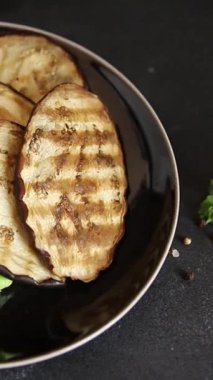 Izgara patlıcan, sebze, lezzetli çerez, lezzetli gurme, yemek, masa üstü yemek, fotokopi odası keto, paleo diyet vejetaryen ve vejetaryen yemekleri.