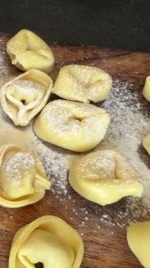 Çiğ ravioli makarna pişirme unu ve hamur masanın üzerinde lezzetli çerez lezzetli gurme yemek arkaplanı rustik yemekler üst görünüm alanı