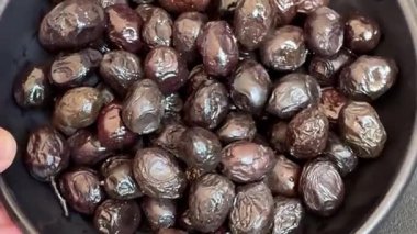 Siyah zeytinler taze füme zeytin lezzetli çerezler masaya taze gurme yemek üst görünüm uzay keto fotokopi ve paleo diyet vejetaryen ve vejetaryen gıda