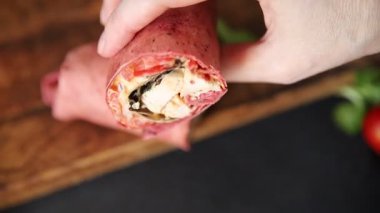 Shawarma dürümü tavuk ve sebzeler pembe lavaş donör kebap lezzetli aperatif taze gurme yemek arkaplan masa rustik gıda üst görünüm fotokopi alanı karanlık arka plan pazarlama konsepti fotoğraf