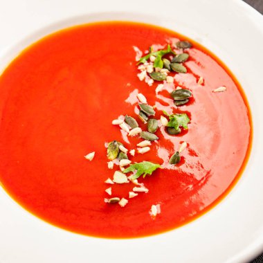 Domates çorbası, sebze, domates, baharat lezzetli çerez lezzetli lezzetli gurme yemek arkaplan masadaki rustik yiyecekler fotokopi alanı keto ve paleo diyet vejetaryen ve vejetaryen yemekleri.