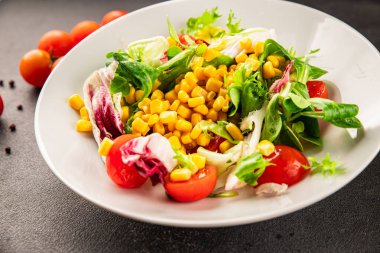 Mısır salatası, domates, yeşil yapraklar, sebzeler lezzetli çerezler lezzetli lezzetli gurme yemek arkaplan masanın üstünde rustik yemekler fotokopi alanı keto ve paleo diyet vejetaryen ve vejetaryen yemekleri