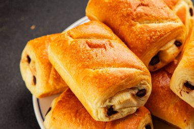 Çikolatalı çörekler, çikolatalı pastalar, tatlı tatlılar, atıştırmalıklar, leziz gurme yemekler, masanın üstünde kırsal yiyecekler, fotokopi odası.