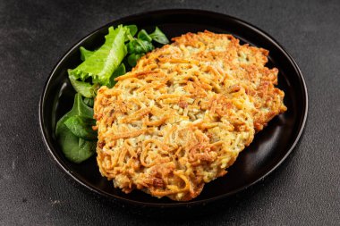 Haşhaş patatesler Draniki ana yemek hazırlama aperatifler lezzetli çerezler lezzetli gurme yemek arka planı masa rustik yemekler üst görünüm fotokopi alanı vejetaryen ve vejetaryen yiyecekler