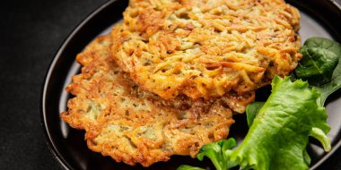 Haşhaş patatesler Draniki ana yemek hazırlama aperatifler lezzetli çerezler lezzetli gurme yemek arka planı masa rustik yemekler üst görünüm fotokopi alanı vejetaryen ve vejetaryen yiyecekler