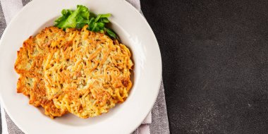 Haşhaş patatesler Draniki ana yemek hazırlama aperatifler lezzetli çerezler lezzetli gurme yemek arka planı masa rustik yemekler üst görünüm fotokopi alanı vejetaryen ve vejetaryen yiyecekler