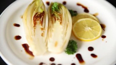 Kızarmış tavuk yemeği ya da haşlanmış sebze, lezzetli aperatif, lezzetli gurme yemek arka planı masanın üstünde kırsal yemek, fotokopi alanı keto ve paleo diyet vejetaryen ve vejetaryen yemekleri.