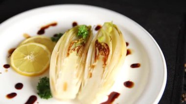 Kızarmış tavuk yemeği ya da haşlanmış sebze, lezzetli aperatif, lezzetli gurme yemek arka planı masanın üstünde kırsal yemek, fotokopi alanı keto ve paleo diyet vejetaryen ve vejetaryen yemekleri.