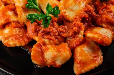 Ravioli eti Bolonez sosu ana yemek yemek yemek aperatifler lezzetli lezzetli gurme yemek arka planı masa rustik yemek üst görünümü fotokopi alanı