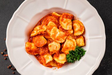 Ravioli eti Bolonez sosu ana yemek yemek yemek aperatifler lezzetli lezzetli gurme yemek arka planı masa rustik yemek üst görünümü fotokopi alanı