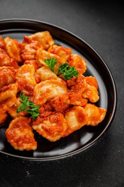 Ravioli eti Bolonez sosu ana yemek yemek yemek aperatifler lezzetli lezzetli gurme yemek arka planı masa rustik yemek üst görünümü fotokopi alanı