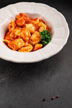 Ravioli eti Bolonez sosu ana yemek yemek yemek aperatifler lezzetli lezzetli gurme yemek arka planı masa rustik yemek üst görünümü fotokopi alanı