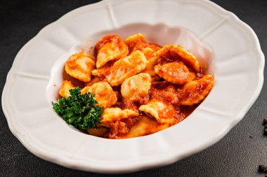 Ravioli eti Bolonez sosu ana yemek yemek yemek aperatifler lezzetli lezzetli gurme yemek arka planı masa rustik yemek üst görünümü fotokopi alanı