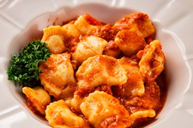 Ravioli eti Bolonez sosu ana yemek yemek yemek aperatifler lezzetli lezzetli gurme yemek arka planı masa rustik yemek üst görünümü fotokopi alanı