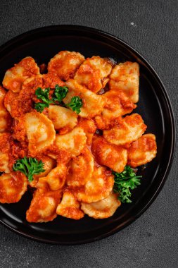 Ravioli eti Bolonez sosu ana yemek yemek yemek aperatifler lezzetli lezzetli gurme yemek arka planı masa rustik yemek üst görünümü fotokopi alanı