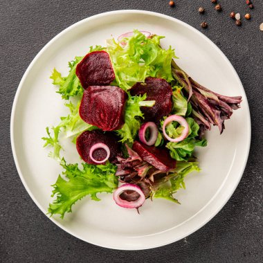Pancar salatası doğal sebzeler, yeşil yaprak salatası, soğan aromalı lezzetli gurme yemek arkaplanı masa rustik yemekler üst görünüm fotokopi alanı keto ve paleo diyet vejetaryen ve vejetaryen pazarlama konsepti fotoğraf