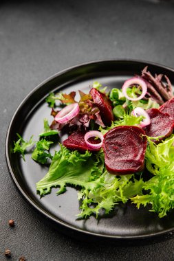 Pancar salatası doğal sebzeler, yeşil yaprak salatası, soğan aromalı lezzetli gurme yemek arkaplanı masa rustik yemekler üst görünüm fotokopi alanı keto ve paleo diyet vejetaryen ve vejetaryen pazarlama konsepti fotoğraf