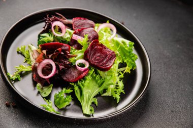 Pancar salatası doğal sebzeler, yeşil yaprak salatası, soğan aromalı lezzetli gurme yemek arkaplanı masa rustik yemekler üst görünüm fotokopi alanı keto ve paleo diyet vejetaryen ve vejetaryen pazarlama konsepti fotoğraf