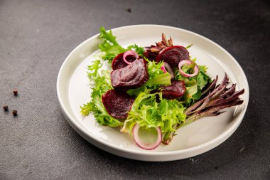 Pancar salatası doğal sebzeler, yeşil yaprak salatası, soğan aromalı lezzetli gurme yemek arkaplanı masa rustik yemekler üst görünüm fotokopi alanı keto ve paleo diyet vejetaryen ve vejetaryen pazarlama konsepti fotoğraf