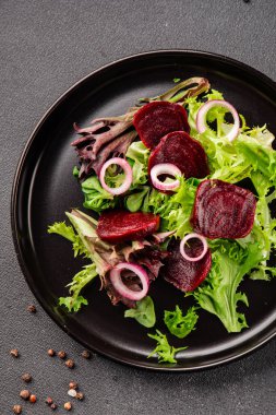 Pancar salatası doğal sebzeler, yeşil yaprak salatası, soğan aromalı lezzetli gurme yemek arkaplanı masa rustik yemekler üst görünüm fotokopi alanı keto ve paleo diyet vejetaryen ve vejetaryen pazarlama konsepti fotoğraf