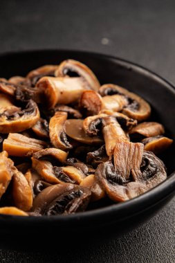Champignon mantarları lezzetli atıştırmalıklar yemeye hazır taze gurme yemek arkaplanı masanın üstünde rustik yemek fotokopi alanı keto ve paleo diyet vejetaryen ve vejetaryen gıda pazarlama konsepti fotoğrafı