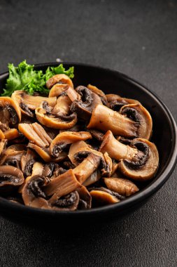 Champignon mantarları lezzetli atıştırmalıklar yemeye hazır taze gurme yemek arkaplanı masanın üstünde rustik yemek fotokopi alanı keto ve paleo diyet vejetaryen ve vejetaryen gıda pazarlama konsepti fotoğrafı