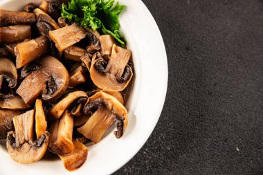 Champignon mantarları lezzetli atıştırmalıklar yemeye hazır taze gurme yemek arkaplanı masanın üstünde rustik yemek fotokopi alanı keto ve paleo diyet vejetaryen ve vejetaryen gıda pazarlama konsepti fotoğrafı