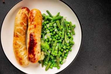 Yeşil sebzeli beyaz sosisler ızgara ızgara Bavyera sosisi lezzetli atıştırmalıklar yemeye hazır taze gurme yemek arkaplanı masa rustik gıda üst görünümü fotokopi uzay pazarlama konsepti fotoğrafı