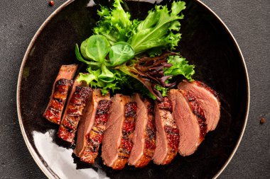 Ördek göğsü ana yemeği kümes hayvanları eti lezzetli aperatif taze gurme yemek arkaplan masa rustik gıda üst görünüm fotokopi uzay pazarlama konsepti fotoğraf