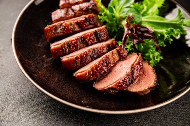 Ördek göğsü ana yemeği kümes hayvanları eti lezzetli aperatif taze gurme yemek arkaplan masa rustik gıda üst görünüm fotokopi uzay pazarlama konsepti fotoğraf