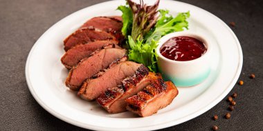 Ördek göğsü ana yemeği kümes hayvanları eti lezzetli aperatif taze gurme yemek arkaplan masa rustik gıda üst görünüm fotokopi uzay pazarlama konsepti fotoğraf