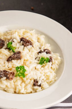 Morellli risotto pilav ve mantar ana yemek lezzetli aperatif lezzetli gurme yemek masa üzerinde arka plan fotokopi alanı karanlık arka plan vejetaryen yemek diyet pazarlama konsepti fotoğraf