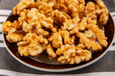 Ceviz çekirdekleri soyulmuş ceviz kabukları lezzetli çerezler lezzetli gurme yemek arka planı masaya sade yemekler fotokopi alanı keto ve paleo diyet vejetaryen ve vejetaryen yiyecekler