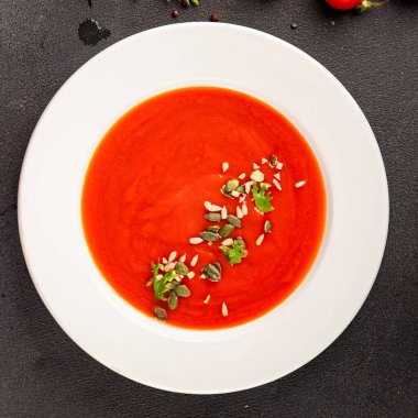 Domates çorbası, sebze, domates, baharat lezzetli çerez lezzetli lezzetli gurme yemek arkaplan masadaki rustik yiyecekler fotokopi alanı keto ve paleo diyet vejetaryen ve vejetaryen yemekleri.