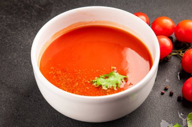 Domates çorbası, sebze, domates, baharat lezzetli çerez lezzetli lezzetli gurme yemek arkaplan masadaki rustik yiyecekler fotokopi alanı keto ve paleo diyet vejetaryen ve vejetaryen yemekleri.