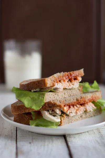 Open sandwich, bread, lettuce, meat, sauce spring