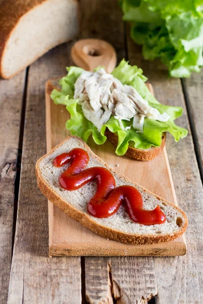 Ανοιχτό σάντουιτς, ψωμί, μαρούλι, κρέας, σάλτσα άνοιξη — Φωτογραφία Αρχείου
